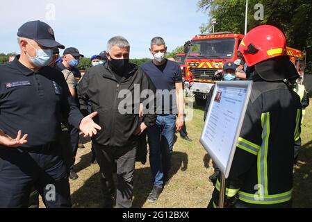 HAI, UKRAINE - 4. JUNI 2021 - der Leiter des staatlichen Notdienstes der Ukraine, Mykola Tschetschotkin, und der Minister für innere Angelegenheiten der Ukraine, Arsen Avakov (L bis R), überprüfen die Fahrzeuge während der Spezialübungen des ukrainischen Staatlichen Notdienstes auf dem Trainingsgelände des Interregionalen Krisenreaktionszentrums, Hai Dorf, Sumy Region, Nordosten der Ukraine. Kredit: Ukrinform/Alamy Live Nachrichten Stockfoto