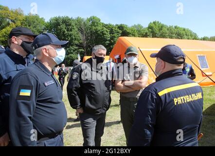 HAI, UKRAINE - 4. JUNI 2021 - der ukrainische Innenminister Arsen Avakov (C) besucht die Spezialübungen des ukrainischen Staatlichen Notdienstes auf dem Trainingsgelände des Interregionalen Krisenreaktionszentrums, Dorf Hai, Region Sumy, im Nordosten der Ukraine. Kredit: Ukrinform/Alamy Live Nachrichten Stockfoto