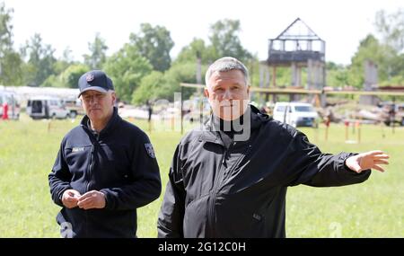 HAI, UKRAINE - 4. JUNI 2021 - der Leiter des staatlichen Notdienstes der Ukraine, Mykola Tschetschotkin (L), und der Minister für innere Angelegenheiten der Ukraine, Arsen Avakov, nehmen an den Spezialübungen des ukrainischen Staatlichen Notdienstes auf dem Trainingsgelände des Interregionalen Schnelleingreiferzentrums, Hai Dorf, Sumy Region, Teil. Nordost-Ukraine. Kredit: Ukrinform/Alamy Live Nachrichten Stockfoto