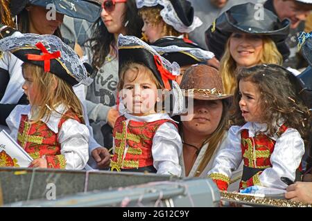 BUNTE KINDER, PAPHOS KARNEVAL, PAPHOS, ZYPERN. FEBRUAR 2014. Die bunten Kostüme der Kinder erhellen den festlichen Karneval Stockfoto