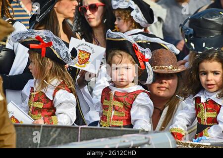 BUNTE KINDER, PAPHOS KARNEVAL, PAPHOS, ZYPERN. FEBRUAR 2014. Die bunten Kostüme der Kinder erhellen den festlichen Karneval Stockfoto