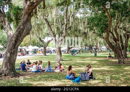 Miami Florida, Legion Park Farmers Market Day, Familie Familien Eltern Eltern Kind Kinder, Freunde Kreis Picknick leben Eichen spanisches Moos, Besucher Stockfoto