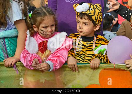 BUNTE KINDER, PAPHOS KARNEVAL, PAPHOS, ZYPERN. FEBRUAR 2014. Die bunten Kostüme der Kinder erhellen den festlichen Karneval Stockfoto