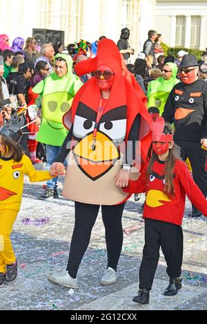 FARBENFROHE KOSTÜME, KARNEVAL VON PAPHOS, PAPHOS, ZYPERN. FEBRUAR 2014. Die bunten Kostüme der Teilnehmer und Kinder erhellen das festliche Weihnachtsfest Stockfoto