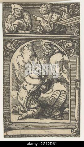 Moses empfängt die steinernen Tafeln. Fragment eines Blattes aus einer biblia pauperum. Gedruckt aus zwei Blöcken. Mose kniet nieder, mit den Steinen für sich. Gott in den Himmel. Vorderrahmen mit zwei Propheten. Stockfoto
