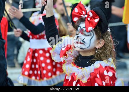 BUNTE KINDER, PAPHOS KARNEVAL, PAPHOS, ZYPERN. FEBRUAR 2014. Die bunten Kostüme der Kinder erhellen den festlichen Karneval Stockfoto