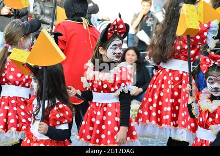 BUNTE KINDER, PAPHOS KARNEVAL, PAPHOS, ZYPERN. FEBRUAR 2014. Die bunten Kostüme der Kinder erhellen den festlichen Karneval Stockfoto