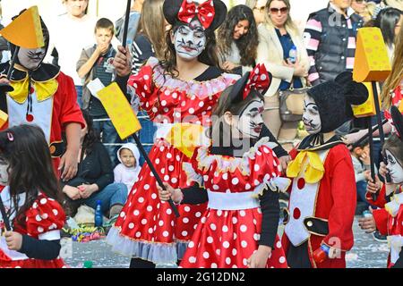 BUNTE KINDER, PAPHOS KARNEVAL, PAPHOS, ZYPERN. FEBRUAR 2014. Die bunten Kostüme der Kinder erhellen den festlichen Karneval Stockfoto