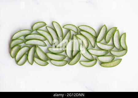 Natürlicher grüner Aloe Vera-Stiel in Scheiben geschnitten. Hintergrund für Gesundheit und Wohlbefinden Stockfoto