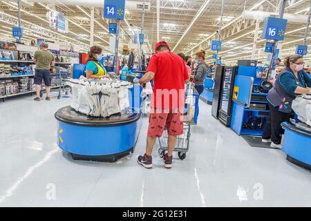 Miami Florida, Hialeah, Walmart Big-Box Discount Kaufhaus innen, innen, innen, Kasse Schlange Käufer Kassierer, tragen Gesicht Mas Stockfoto