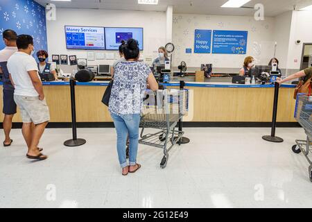 Miami Florida, Hialeah, Walmart Big-Box Discounter Kaufhaus innen, innen, innen, Kundendienst gibt Kunden zurück, die Merchandising zurückbringen Stockfoto