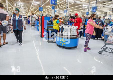 Miami Florida, Hialeah, Walmart Big-Box Discount Kaufhaus innen, innen, innen, Kasse Schlange Käufer Kassierer, tragen Gesicht Mas Stockfoto