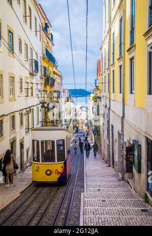 LISSABON, PORTUGAL - 25. MÄRZ 2017: Standseilbahn Bica oder Standseilbahn Elevador da Bica in Lissabon, Portugal Stockfoto