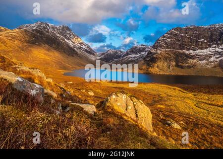 Berge rund um Carnmore und den Dubh Loch im Fisherfield Forest / Letterewe Forest Bereich der North West Highlands von Schottland Stockfoto