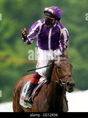 Frankie Dettori feiert beim Schneefall den Gewinn der Cazoo Oaks am ersten Tag des Cazoo Derby Festivals auf der Epsom Racecourse. Bilddatum: Freitag, 4. Juni 2021. Stockfoto