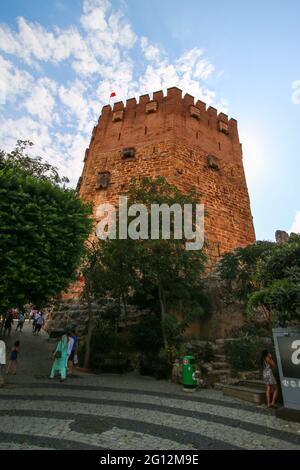 Die Kızıl Kule, rote Burg, historischer Turm in der türkischen Stadt Alanya. Stockfoto