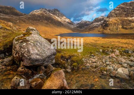 Berge rund um Carnmore und den Dubh Loch im Fisherfield Forest / Letterewe Forest Bereich der North West Highlands von Schottland Stockfoto
