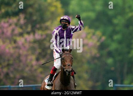 Frankie Dettori feiert beim Schneefall den Gewinn der Cazoo Oaks am ersten Tag des Cazoo Derby Festivals auf der Epsom Racecourse. Bilddatum: Freitag, 4. Juni 2021. Stockfoto