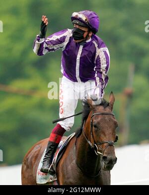 Frankie Dettori feiert beim Schneefall den Gewinn der Cazoo Oaks am ersten Tag des Cazoo Derby Festivals auf der Epsom Racecourse. Bilddatum: Freitag, 4. Juni 2021. Stockfoto