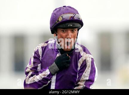 Frankie Dettori feiert beim Schneefall den Gewinn der Cazoo Oaks am ersten Tag des Cazoo Derby Festivals auf der Epsom Racecourse. Bilddatum: Freitag, 4. Juni 2021. Stockfoto