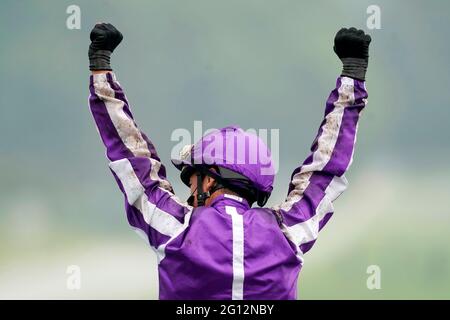 Frankie Dettori feiert beim Schneefall den Gewinn der Cazoo Oaks am ersten Tag des Cazoo Derby Festivals auf der Epsom Racecourse. Bilddatum: Freitag, 4. Juni 2021. Stockfoto