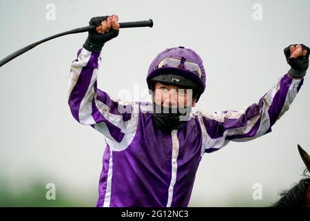 Frankie Dettori feiert beim Schneefall den Gewinn der Cazoo Oaks am ersten Tag des Cazoo Derby Festivals auf der Epsom Racecourse. Bilddatum: Freitag, 4. Juni 2021. Stockfoto