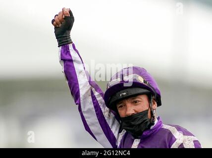 Frankie Dettori feiert beim Schneefall den Gewinn der Cazoo Oaks am ersten Tag des Cazoo Derby Festivals auf der Epsom Racecourse. Bilddatum: Freitag, 4. Juni 2021. Stockfoto