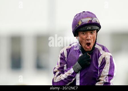 Frankie Dettori feiert beim Schneefall den Gewinn der Cazoo Oaks am ersten Tag des Cazoo Derby Festivals auf der Epsom Racecourse. Bilddatum: Freitag, 4. Juni 2021. Stockfoto