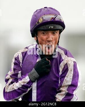 Frankie Dettori feiert beim Schneefall den Gewinn der Cazoo Oaks am ersten Tag des Cazoo Derby Festivals auf der Epsom Racecourse. Bilddatum: Freitag, 4. Juni 2021. Stockfoto