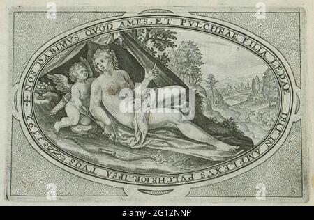 Venus; Götter und Göttinnen, die am Urteil von Paris beteiligt sind. Landschaft mit Venus und ihrem Begleiter Amor. Im Bild ein peripheres lateinisches Bild, das auf die Rolle verweist, die Venus im Urteil von Paris gespielt hat. Sie ist eine der drei Göttinnen, die über Paris urteilen mussten. Sie versprachen, Paris mit der Liebe jeder von ihm gewählten Frau zu belohnen. Dieser Druck ist Teil eines Albums. Stockfoto