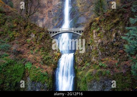 Brücke über einen Fluss mit Multnomah Falls Stockfoto