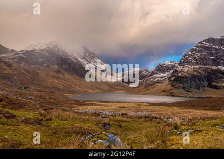 Berge rund um Carnmore und den Dubh Loch im Fisherfield Forest / Letterewe Forest Bereich der North West Highlands von Schottland Stockfoto