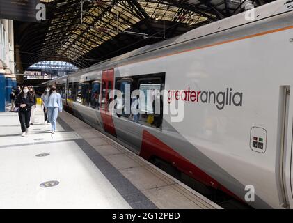 Greater Anglia Zug - Passagiere, die auf dem Bahnsteig, Liverpool Street Station von einem Greater Anglia Zug, London Großbritannien, aussteigen Stockfoto