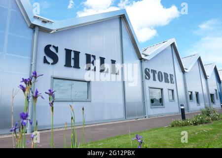 Rotherwas, Hereford, Herefordshire, Großbritannien – Freitag, 4. Juni 2021 – The Shell Store ein ehemaliges Gebäude aus dem Ersten Weltkrieg, das zur Herstellung von Artilleriegranaten in der Rotherwas-Munitionsfabrik verwendet wurde, wurde heute nach einer 7,3 Mio. £Renovierung des verdarben Gebäudes aus dem Ersten Weltkrieg eröffnet und hat nun mehr als 2,100 Quadratmeter Arbeitsfläche geschaffen. Für die 25 Geschäftsbereiche werden bis 2023 voraussichtlich rund 128 neue Arbeitsplätze entstehen, bis 2031 sollen es mehr als 450 sein. Foto Steven May / Alamy Live News Stockfoto