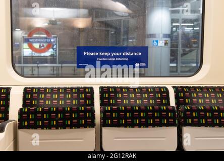 Social Distancing UK; ein Schild „Please keep your distance“ auf der londoner U-Bahn, aufgrund der COVID 19 Pandemie, The Tube, London UK Stockfoto