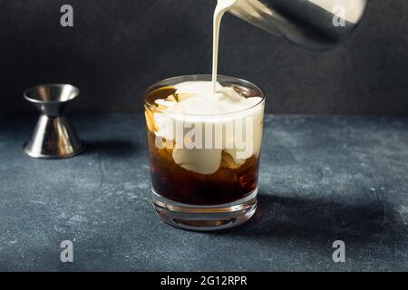 Erfrischender alkoholischer weißer russischer Cocktail mit Vodka und Creme Stockfoto