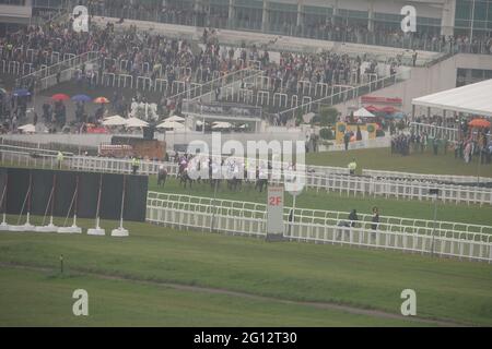 Epsom Downs, Surrey, Großbritannien. Juni 2021. Das Feld kämpft, um mit Schneefall und Frankie Dettori über die letzte Furlong vor einem Covid getrennt Menge während der Oaks klassischen Rose Rennen auf den Downs in Epsom Credit: Motofoto/Alamy Live News Stockfoto