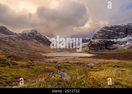 Berge rund um Carnmore und den Dubh Loch im Fisherfield Forest / Letterewe Forest Bereich der North West Highlands von Schottland Stockfoto