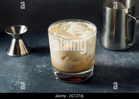 Erfrischender alkoholischer weißer russischer Cocktail mit Vodka und Creme Stockfoto