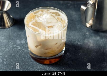 Erfrischender alkoholischer weißer russischer Cocktail mit Vodka und Creme Stockfoto