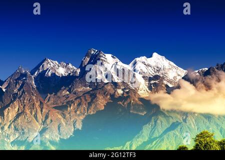 Von links - Mount South Kabru (24215 Fuß), Mount North Kabru und Mount Talung (24200 Fuß) - schöne Aussicht auf die großen Himalaya-Berge bei Ravongla, Stockfoto