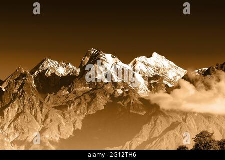 Von links - Mount South Kabru (24215 Fuß), Mount North Kabru und Mount Talung (24200 Fuß) - schöne Aussicht auf die Himalaya-Berge bei Ravangra, Sikkim Stockfoto