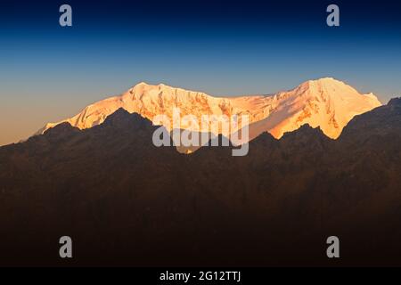 Schönes erstes Licht vom Sonnenaufgang auf dem Berg Kanchenjugha, Himalaya-Gebirge, Sikkim, Indien. Orange Farbe auf den Bergen bei Sonnenaufgang Stockfoto