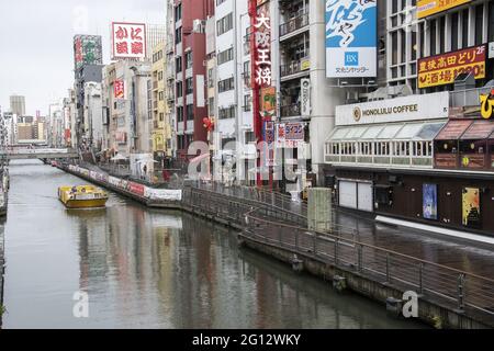 OSAKA, JAPAN - 24. Dez 2019: Osaka, Japan - 28. Nov 2019: Flussfahrt auf dem Osaka Dotonbori Kanal Japan. Stockfoto