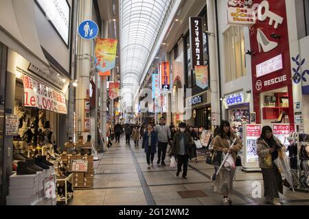 OSAKA, JAPAN - 26. Dez 2019: Osaka, Japan - 28. Nov 2019: Nicht identifizierte Personen kaufen in der Sennichimae Doguyasuji Shopping Arcade ein. Stockfoto