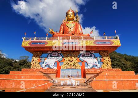 Samdruptse-Statue, eine riesige buddhistische Gedenkstatue in Sikkim, blau-wolkig im Hintergrund. Stockfoto