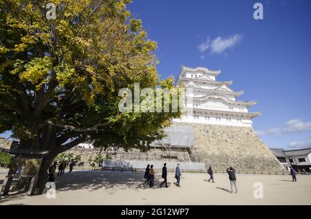 HIMEJI, JAPAN - 17. Dezember 2019: Himeji, Japan- 30. November 2019: Hauptgehege (Tenshukaku) der Burg Himeji nach Beendigung der Reparaturarbeiten 2015. Stockfoto