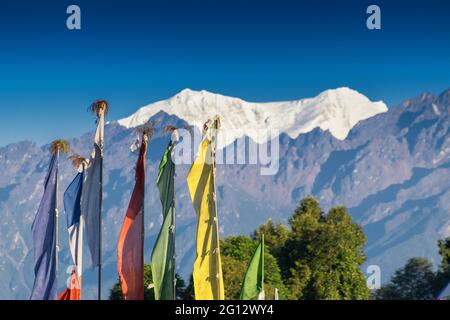 Mount South Kabru (links) und North Kabru (rechts) , schneebedeckte Gipfel , 7378 m hoch, 24215 Fuß hoch, einer der höchsten Gipfel des Himalayan Mountain Range. Stockfoto