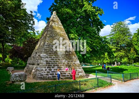 FRANKREICH. PARIS (75). EINE FREIMAURERISCHE PYRAMIDE IM PARC MONCEAU Stockfoto