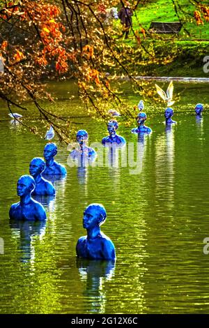 FRANKREICH. PARIS (75). 29 SKULPTUREN AUS DEM ARGENTINIER PEDRO MARZORATI'S 'WHERE THE TIDES EBB AND FLOW' IM MONTSOURIS PARK'S LAKE. ES ZEIGT DIE Stockfoto